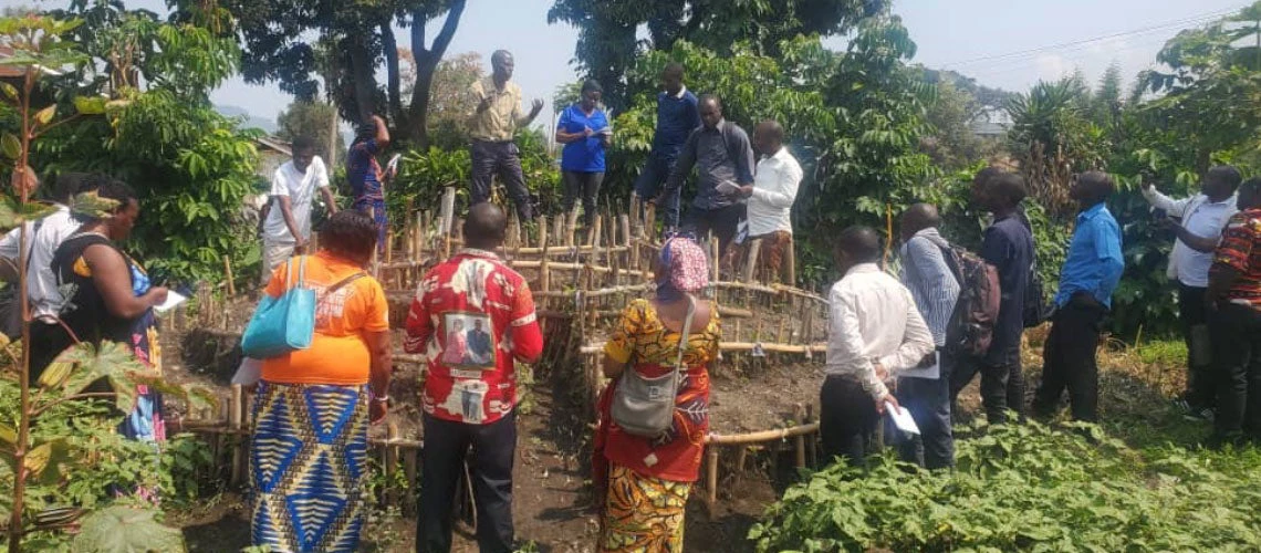 Farmer Field School Master Trainer Aster Bashige trains Heal Africa Project Officers in North Kivu @Photo Rose Vive Lobo/Fonds Social RDC