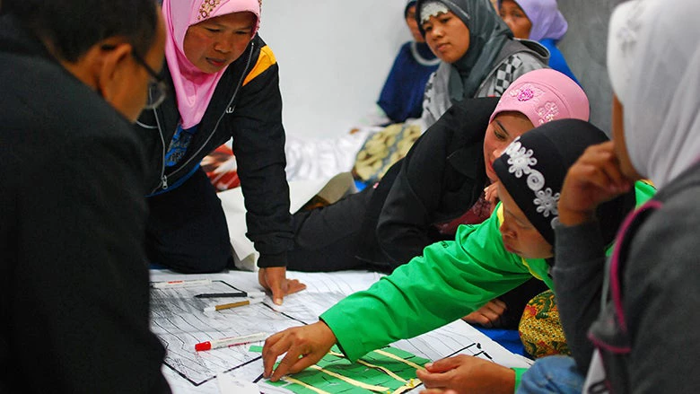 Community meeting discussing the reconstruction of a village hit by a volcanic eruption, Yogyakarta, Indonesia. © Nugroho Nurdikiawan Sunjoyo/World Bank