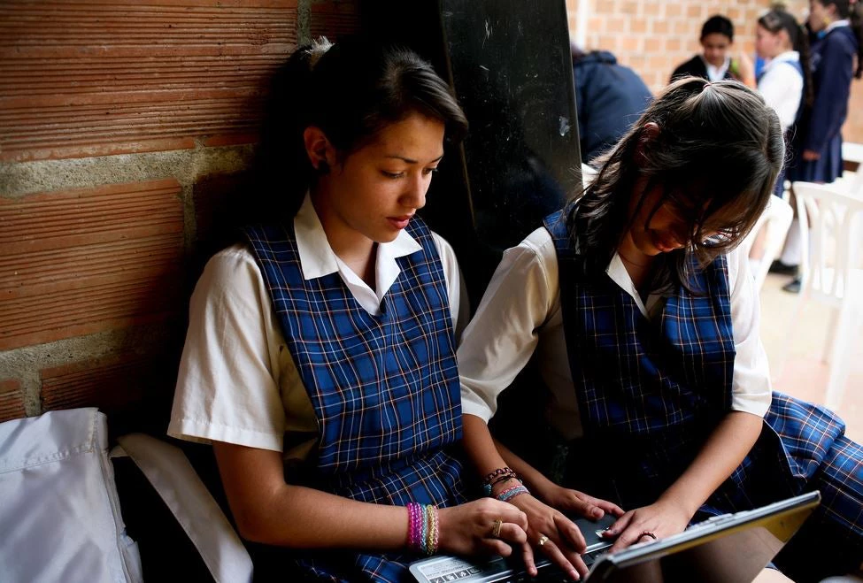 Adolecentes en la escuela. © Banco Mundial