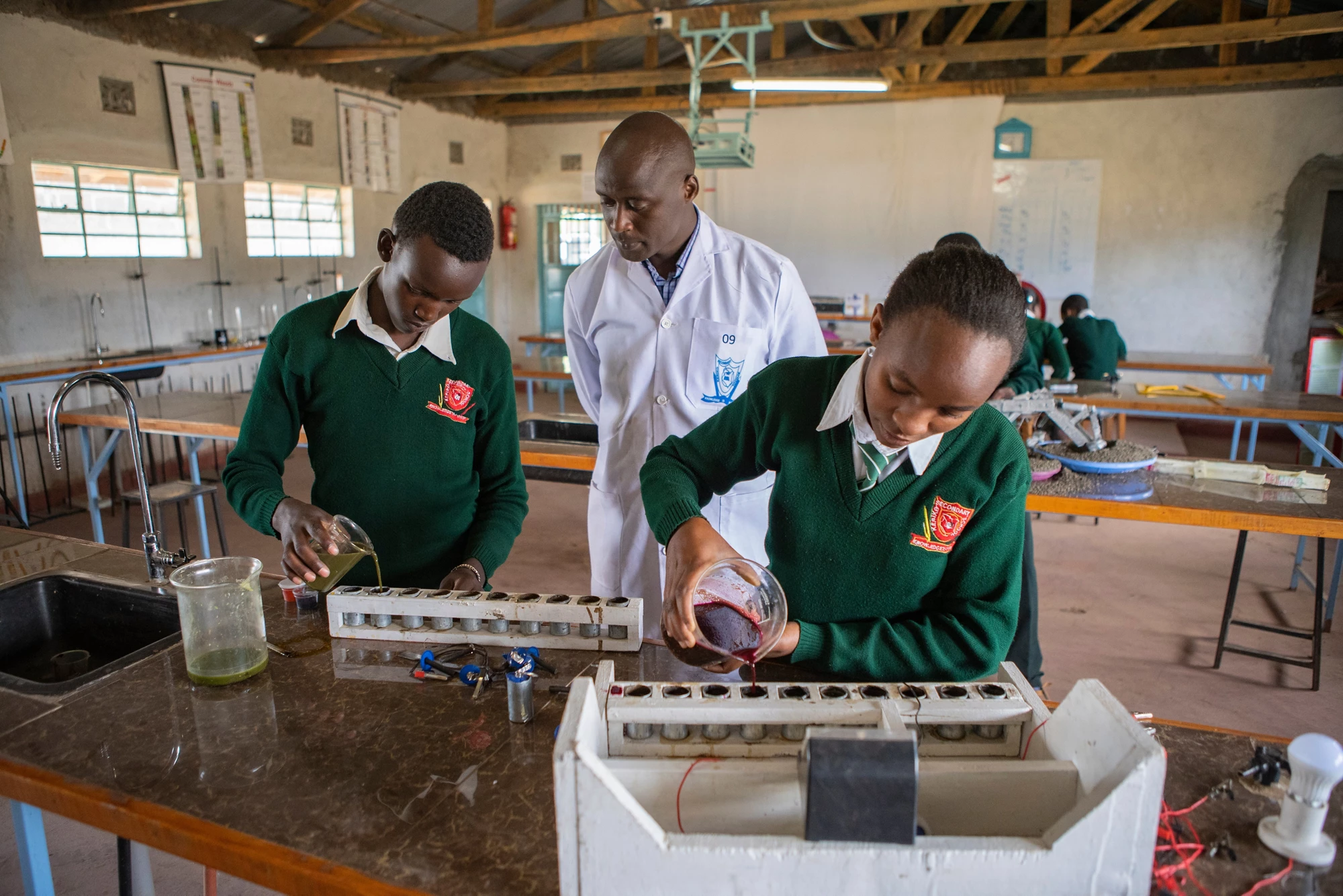 Peter Tabichi with students at Keriko Mixed Day Secondary School in Pwani Village, Kenya. Photo: © Courtesy of Peter Tabichi and the Varkey Foundation 