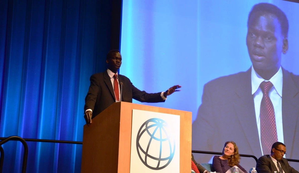 Deng Majok-gutatur Chol en en la sesión plenaria del Foro  sobre Fragilidad, Conflicto y Violencia 2016 © Banco Mundial