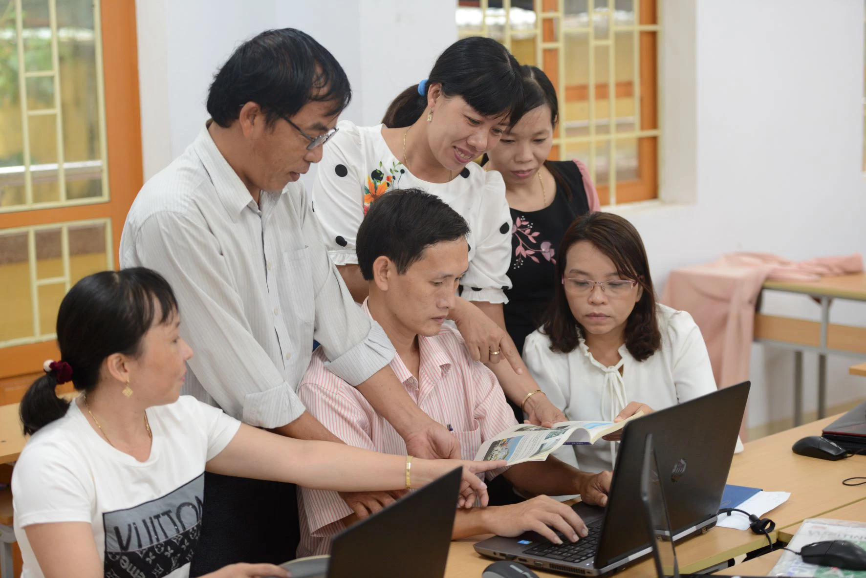 Các giáo viên cốt cán được đào tạo về phương pháp giảng dạy kết hợp giữa học trực tiếp và trực tuyến.