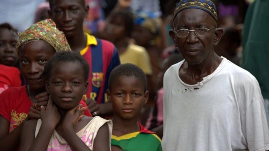 فتاة تنتظر إقلاع طائرة عمودية في مدينة كوئيدو بإقليم كونو بشرق سيراليون. رويترز/باز راتنر