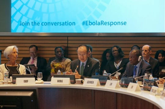 Christine Lagarde, directrice générale du Fonds monétaire international, Jim Yong Kim, président du Groupe de la Banque mondiale, et Alpha Condé, président de la Guinée, lors de la réunion de haut niveau. © Simone D. McCourtie/Banque mondiale