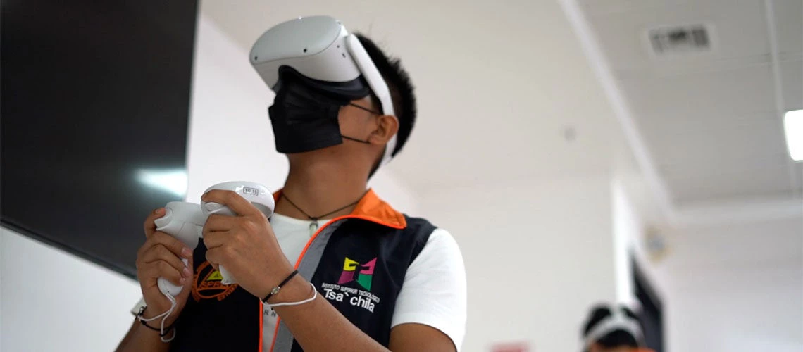 Estudiante usando lentes de realidad para participar en un curso sobre riesgos laborales