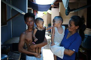 Victims of typhoon Haiyan (Yolanda) live in temporary shelters in Tacloban, Philippines. © Dominic Chavez/World Bank