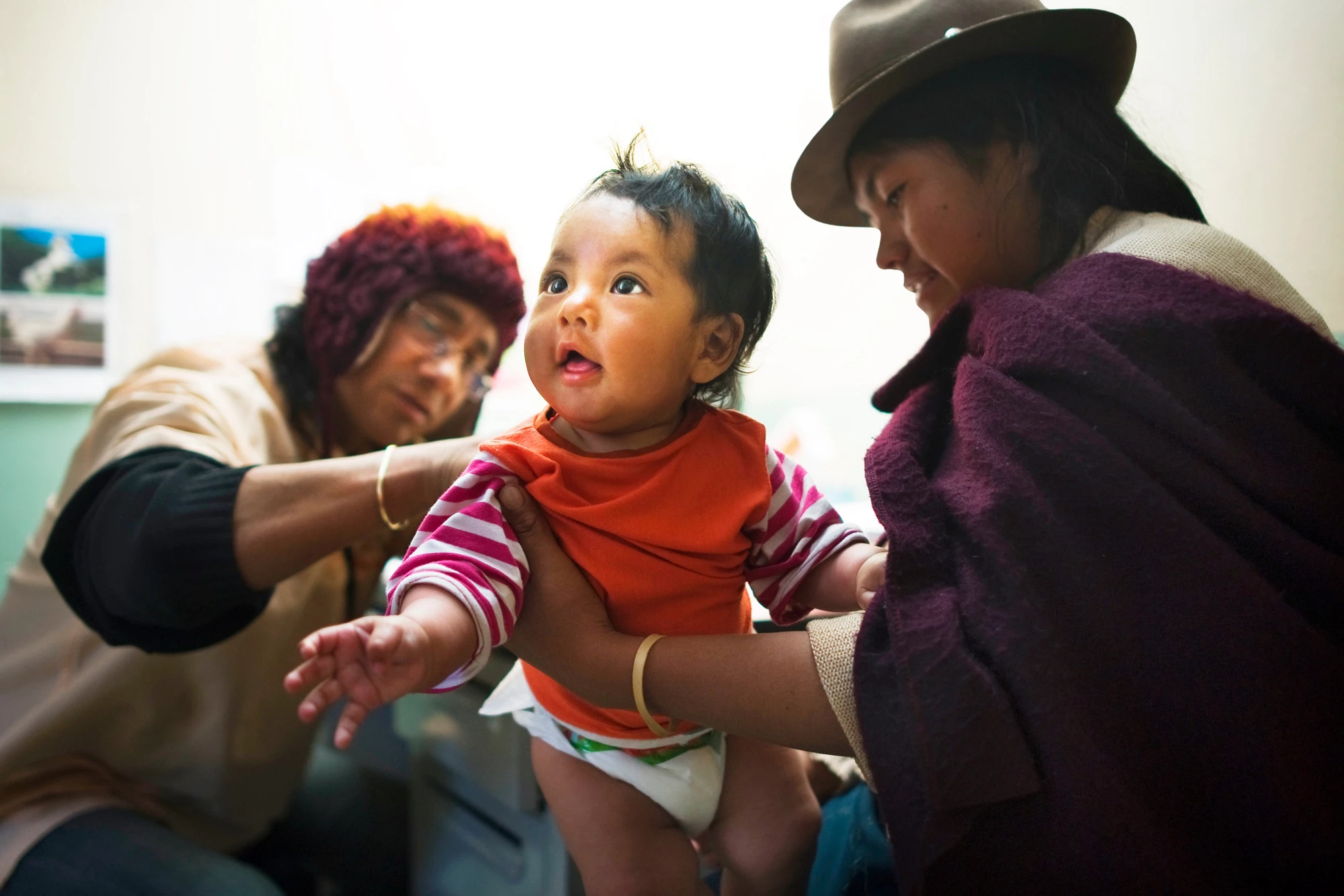 Mulher equatoriana segura o filho durante um exame médico em um hospital público no Equador. Foto: Paul Salazar / Banco Mundial
