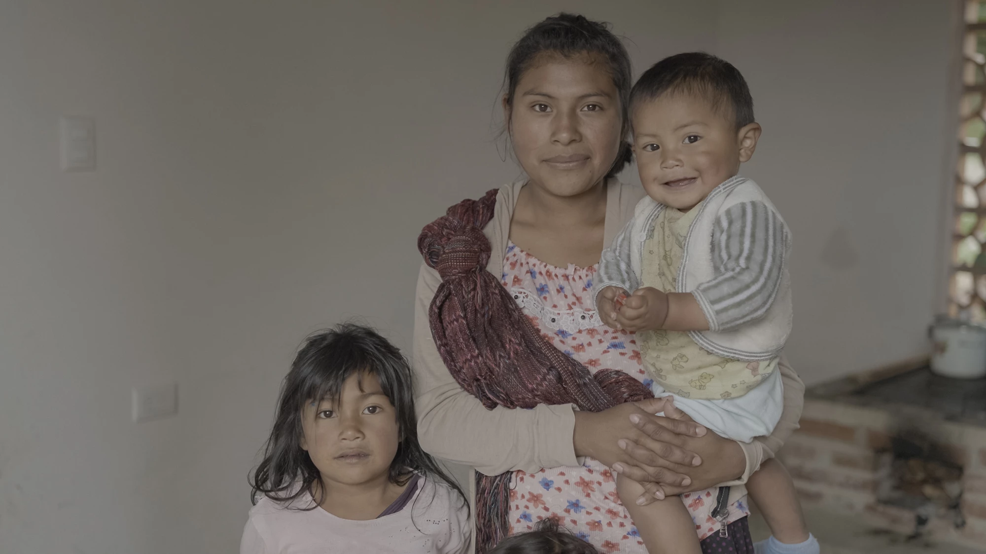 أم مع أطفالها الثلاث