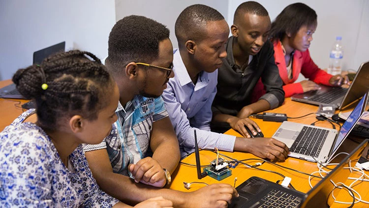 Les étudiants de première année de master du Centre d'excellence africain pour l'internet des objets (ACEIoT) travaillent ensemble pour mettre en réseau des capteurs sans fil, Rwanda.