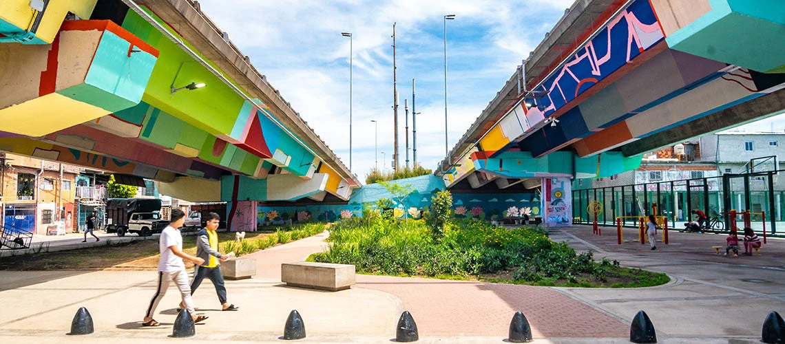 Espacio público debajo de la autopista