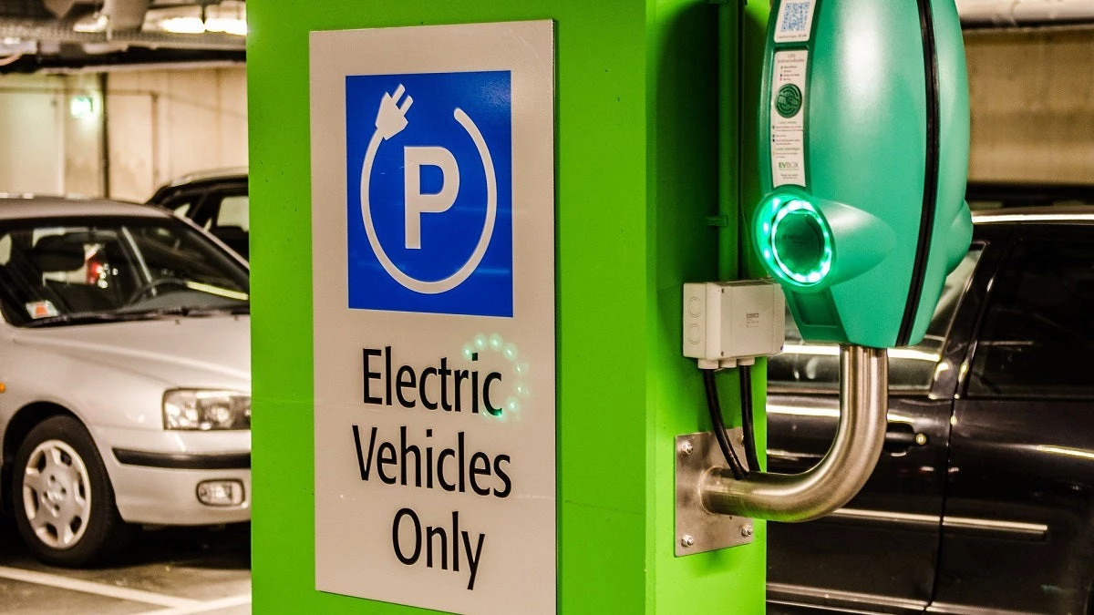 Parking spot reserved exclusively for electric vehicles. Photo: Stan Petersen/Pixabay