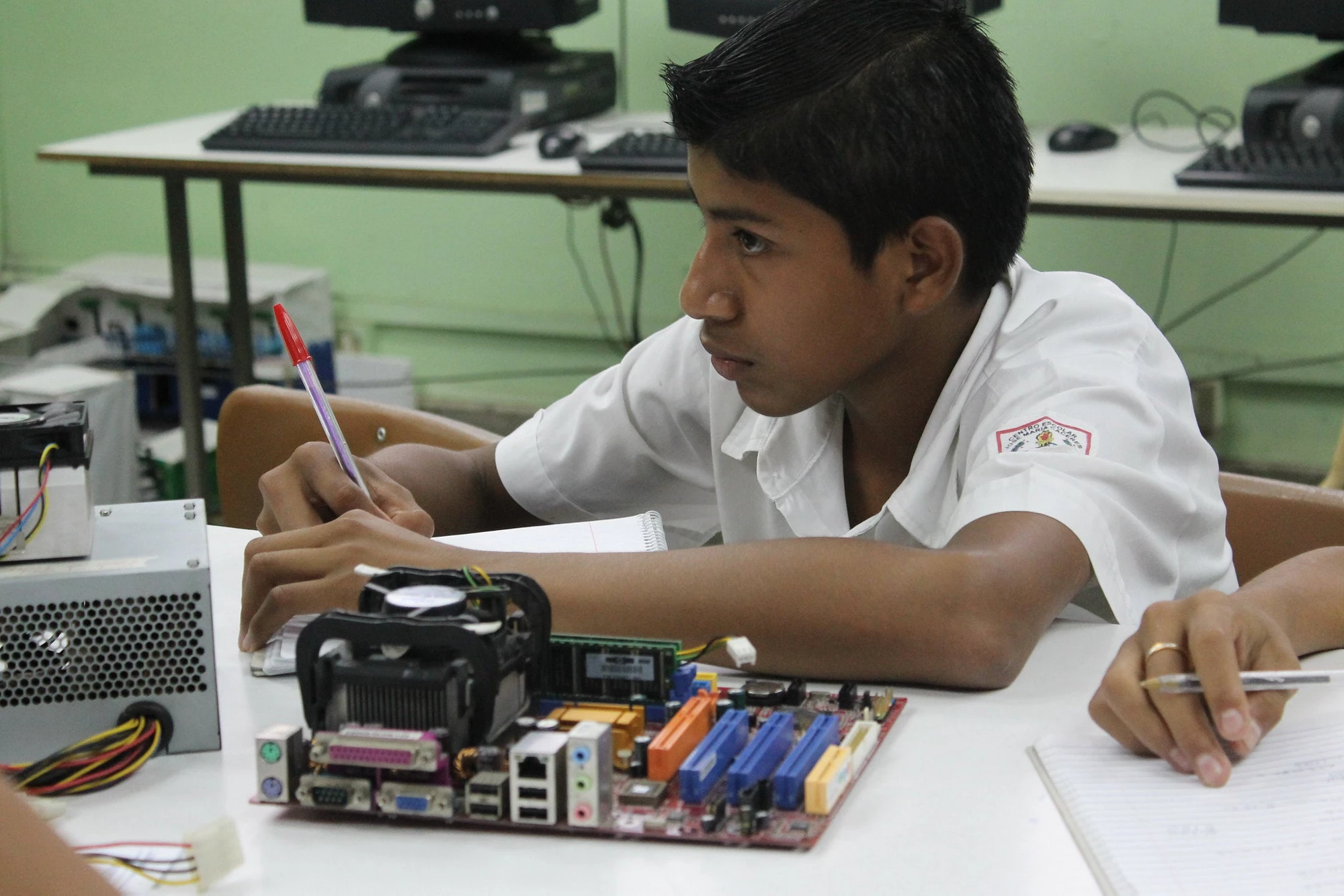 Estudiante de escuela de tiempo completo en el Salvador/Banco Mundial