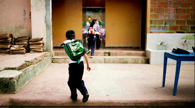 Garoto em um pátio de escola