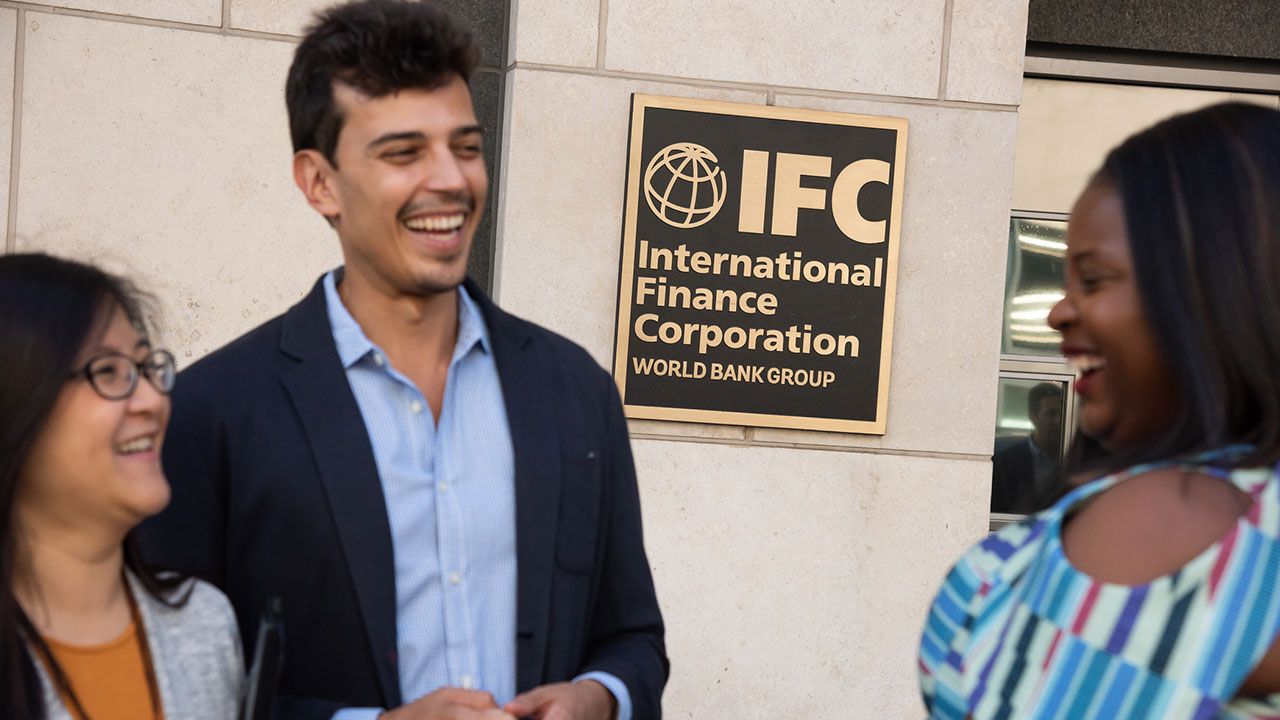 Employees at IFC headquarters building enternace in Washington D.C (2019)