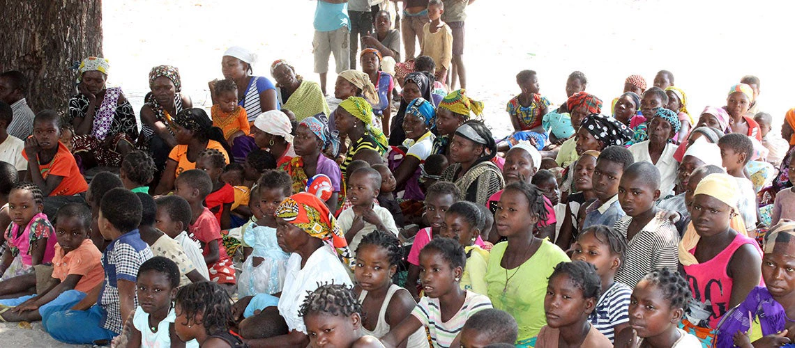 People from rural areas of Mozambique that have been ravaged by climate hazards wait in a camp for support. Photo: Gustavo Mahoque / World Bank