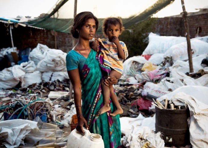 Radha, una mujer recolectora de basura en Jaipur, India. © Tierney Farrell