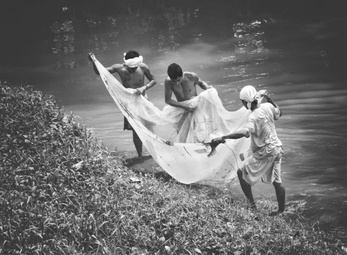 Jóvenes pescan en el río Matina. © Henry Doctolero, Jr.