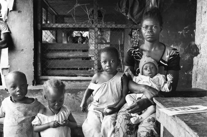 Una madre y sus cuatro hijos en Sierra Leona © Radford Davis 