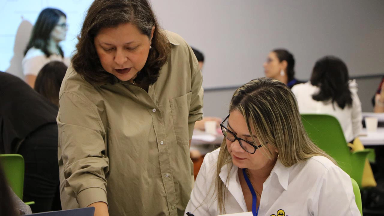 Women entrepreneur being mentored.