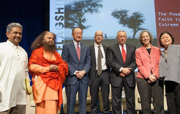 Left to right, Sarvodaya Shramadana Movement General Secretary Vinya S. Ariyarante; Interfaith WASH Alliance Co-Founder Pujya Swami Chidanand Saraswati; World Bank Group President Jim Yong Kim; Voice of America Religion Correspondent Jerome Socolovsky; Islamic Relief Worldwide CEO Mohamed Ashmawey; American Jewish World Service President Ruth Messinger; Carolyn Woo, President and CEO, Catholic Relief Services. © Simone D. McCourtie/World Bank