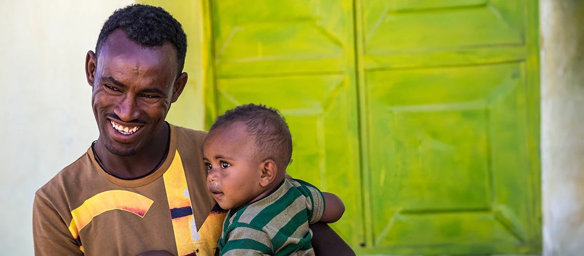 Father holding a child. | © shutterstock.com