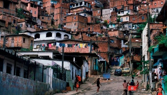 A slum, known as a 'favela,' rises on the outskirts of Salvador de Bahia, Brazil. © Scott Wallace/World Bank