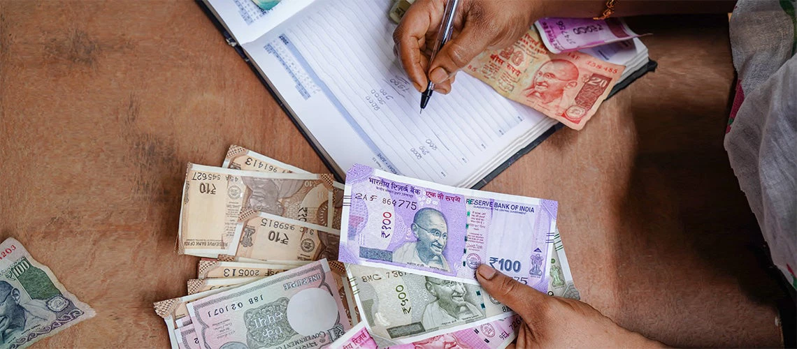 Acountant or banker from India counting rupees | © shutterstock.com