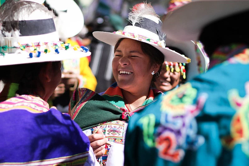Mujer sonriendo en una feria en Bolivia