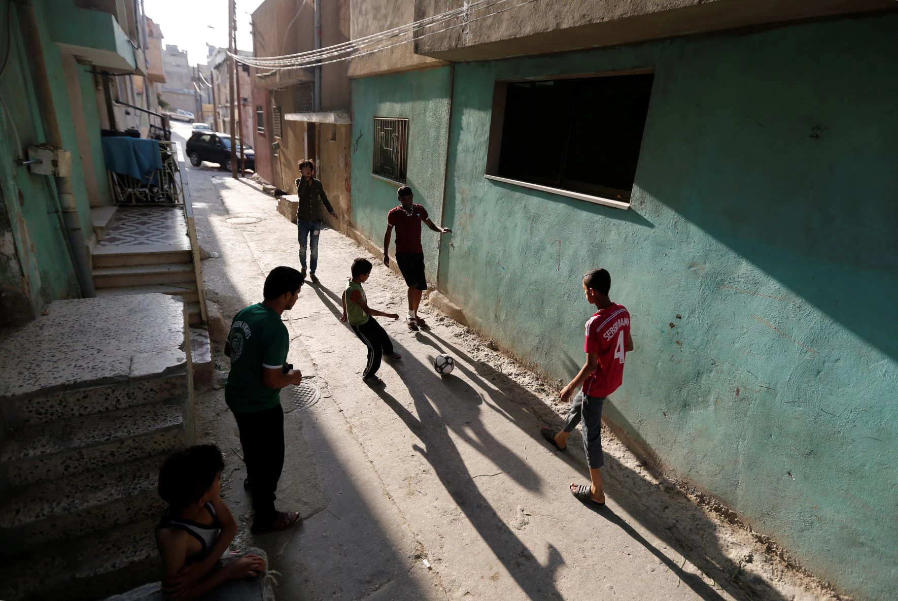  Des garçons jouent au football dans une ruelle de Baqaa, en Jordanie. (Raad Adileh/Banque mondiale)