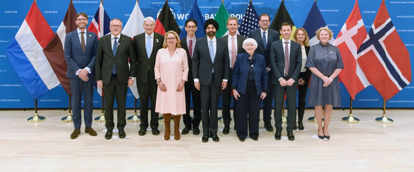 Photo des représentants des onze pays contribuant aux outils de financement du Groupe de la Banque mondiale lors des Réunions de printemps 2024 