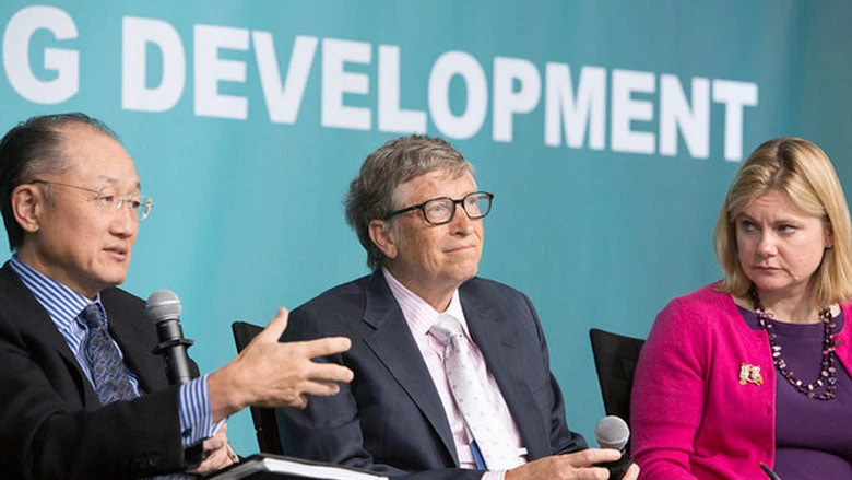 Le président du Groupe de la Banque mondiale Jim Yong Kim, avec Bill Gates et Justine Greening. © Simone McCourtie/Banque mondiale