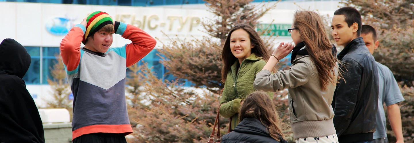 Teenagers hanging out. Kazakhstan. Photo: Gulbakyt Dyussenova/ World Bank