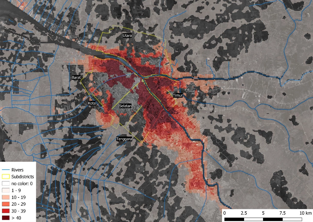 Keterpaparan terhadap banjir di Pontianak, Indonesia (jumlah masyarakat yang terpapar risiko banjir yang tinggi per hektar; yaitu setiap piksel berwarna merah gelap mewakili setidaknya 40 jiwa yang terpapar pada risiko banjir tinggi) Sumber: Rentschler & Salhab 2020, Google