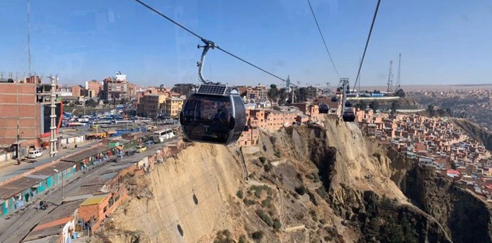 Implementación de infraestructura de teleféricos en zonas de fuerte desnivel.  MiTeleférico, La Paz. 