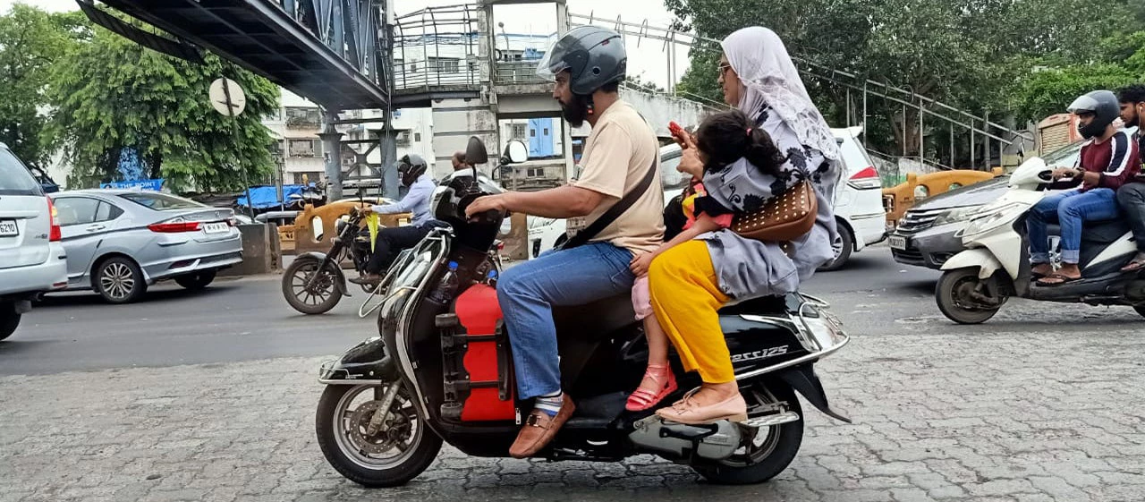Une famille indienne sur un scooter. Photo : Nielsen (Inde) Private Limited