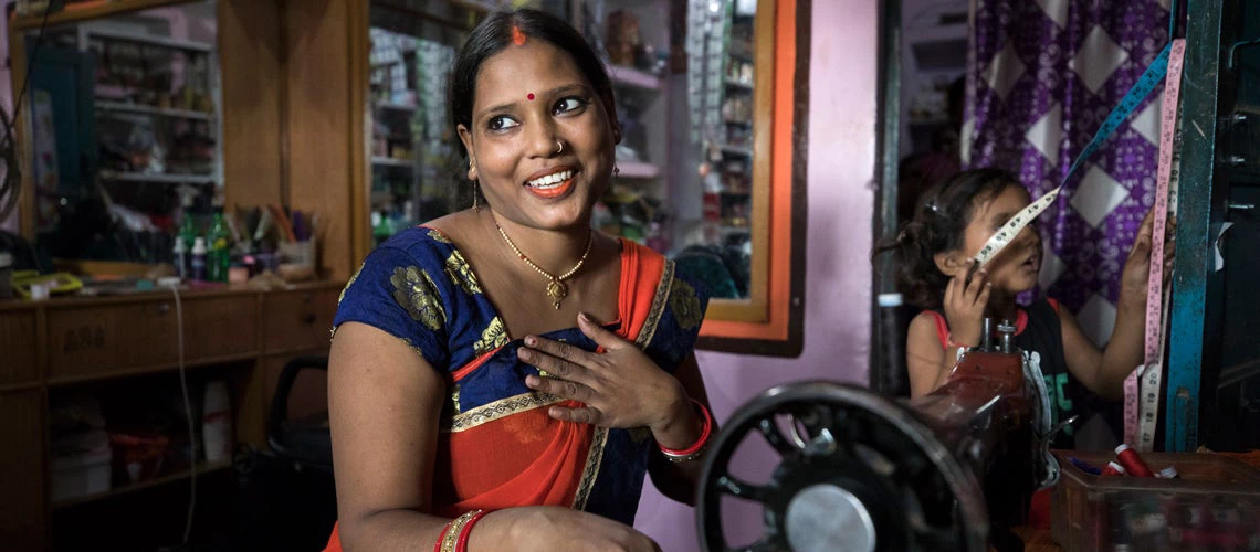 Madhuri Jaiswal, propriétaire d'un salon de beauté à Varanasi, en Inde, a utilisé un prêt de microfinance de la Utkarsh Small Finance Bank pour développer son entreprise. Photo © Dominic Chavez/IFC
