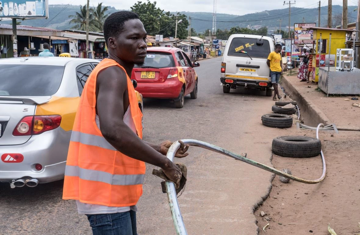 Installation de câbles de fibre optique souterrains près d'Accra, au Ghana. CSquared déploie des câbles en fibre optique à travers l'Afrique pour répondre à la demande croissante de haut débit sur le continent. Photo : © Tom Saater/ Société financière internationale