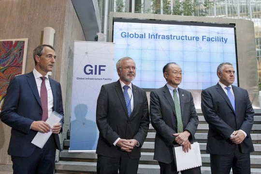 Swiss Re Group Chief Investment Officer Guido Fürer, European Investment Bank President Werner Hoyer, World Bank Group President Jim Yong Kim, and Australian Treasurer and Chair of the G20 Finance Track Joe Hockey at the signing ceremony for the Global Infrastructure Facility. © Simone D. McCourtie/World Bank