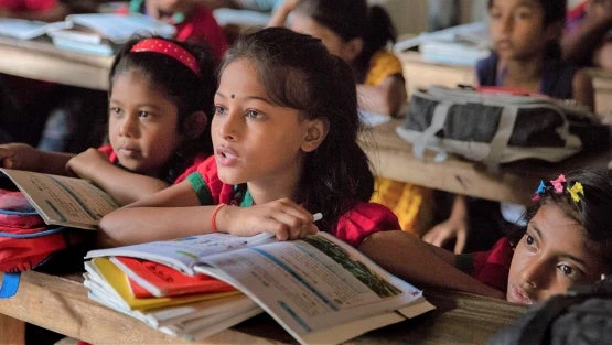 Les élèves en classe dans l'école du bidonville urbain de Sujat Nagar à Dhaka, au Bangladesh. © Dominic Chavez/Banque mondiale
