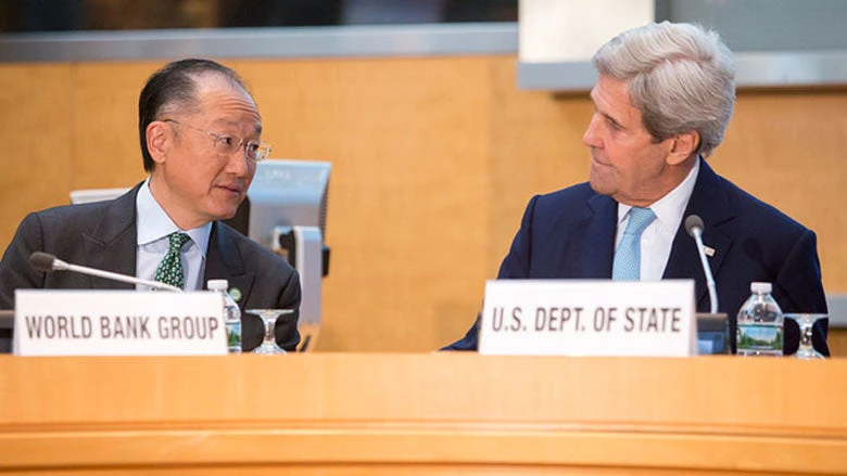 رئيس مجموعة البنك الدولي جيم يونغ كيم وزير الخارجية الاميركي جون كيري. © سيمون دي مكرتي / البنك الدولي