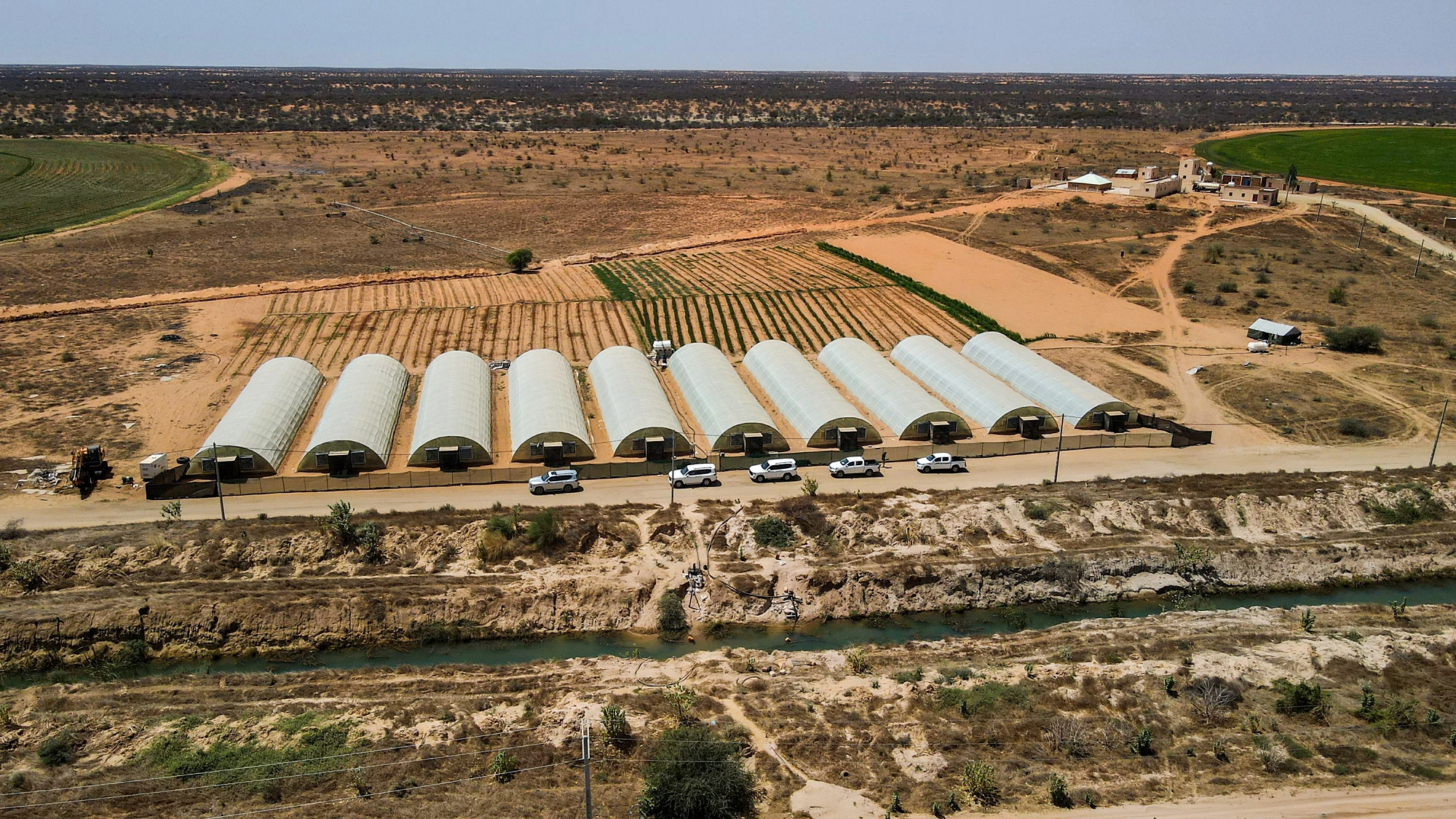 Modern greenhouses in Mauritania demonstrate the country’s growing agribusiness sector, supported by targeted infrastructure and private investment. These facilities are helping to increase food production, reduce import reliance, and create new rural employment opportunities. . Photo: APIM.