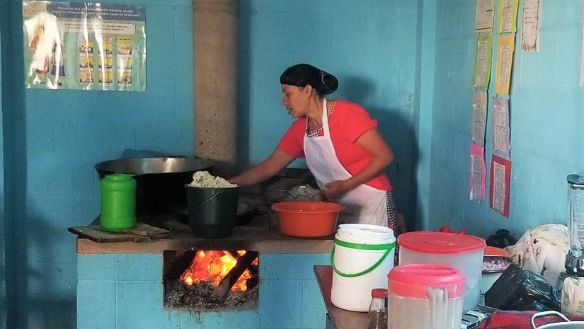 Mujer amasando masa para tortillas. Foto: Banco Mundial