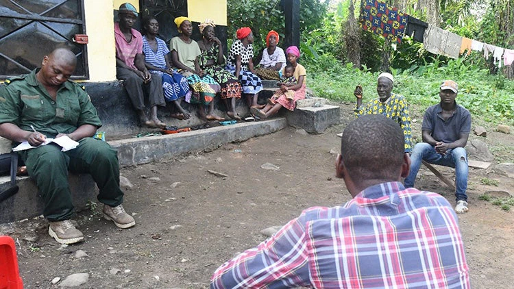 Consultations auprès des villageois sur la réserve de Kounounkan.