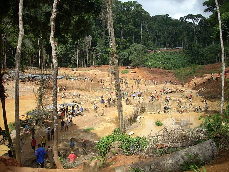 Une mine artisanale à Minkébé (Gabon). © Gustave Mbaza/WWF Gabon