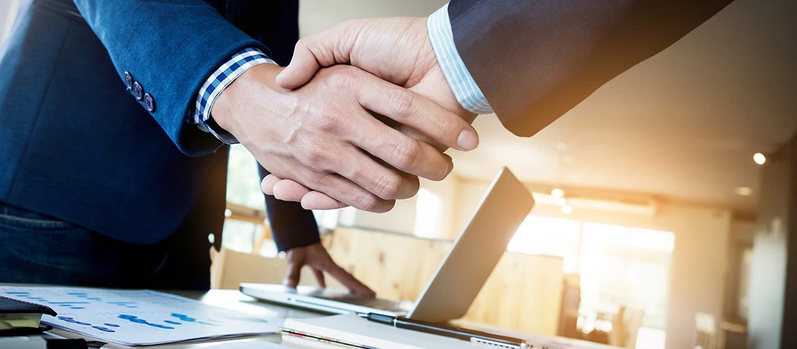 Business men shaking hands. | © shutterstock.com