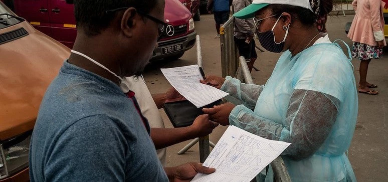 Madagascar Health and Land Transport Agency staff check passengers leaving Antananarivo due to lack of livelihood during the COVID-19 lockdown.© Henitsoa Rafalia / World Bank 