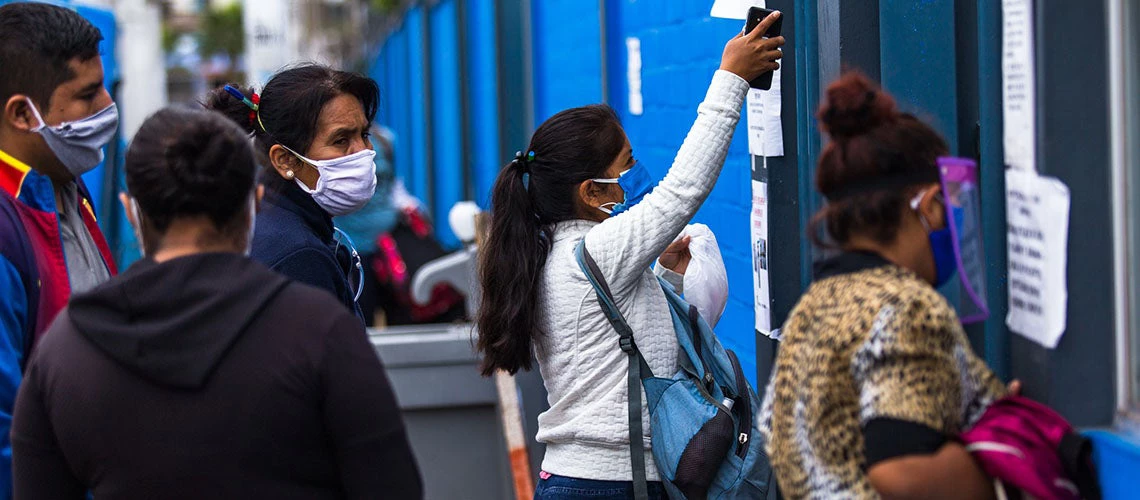 Les gens font la queue devant le bureau des impôts local au Pérou. Photo : Banque mondiale/Victor Idrogo