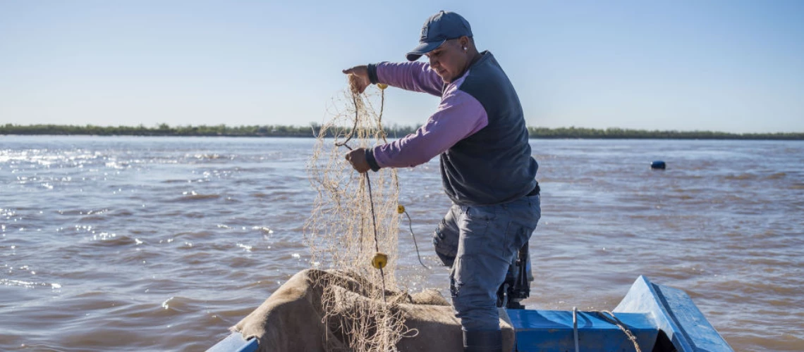 Pescadores en el río Paraná, en febrero de 2022.