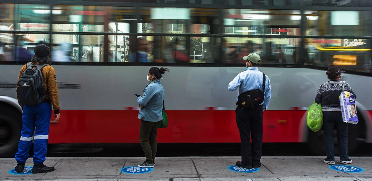 People waiting for public transit in Peru ©Victor Idrogo / World Bank