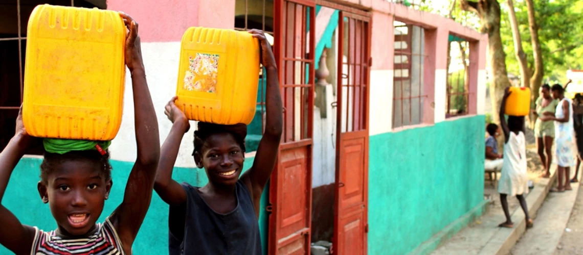 Children carrying water in Haiti. Photo: free license (Pixabay)